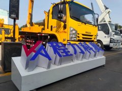 自主研发生产首款智能化4.5万伏绝缘高空作业车